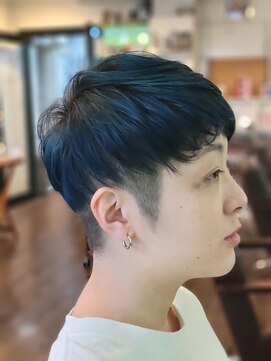 スプーン(SPOON) ブルーヘアの刈上げ姉さん