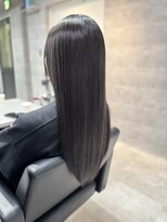 ルイス(L'wis)&nbsp;ブリーチしてる髪を，暗く綺麗に染める。グレージュ