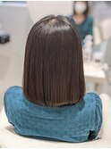自然な質感。美髪ストレートのワンカールミディ