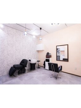 1席のみの完全プライベート空間でオーナーが担当します。取り扱う商材は全て厳選したオーガニックサロン。