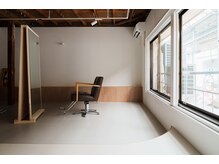 ティーヘア トナリ(t.hair tonari)の雰囲気（2階は2席のみの貸切空間）