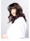 セミウエットなツヤ感がワンランク上のモード感を演出!!