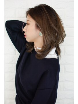 ノイン(noine) 黒アイテムを春っぽく着こなす独創コーデ