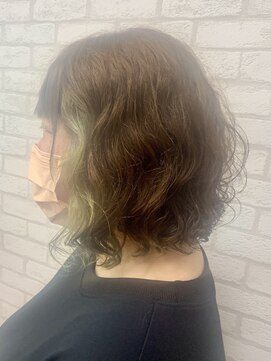 ソマル(so.maru) うぐいす色のイヤリングカラー×前下がりゆるふわボブ