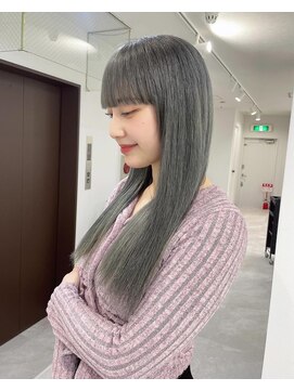 ヴィア(Via) ブリーチ2回シルバーグレーヘア