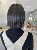 耳にかけて外はねボブ/ブルーグレーでトーンダウン
