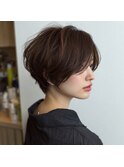 丸みショートで叶う大人の小顔スタイル