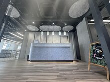 ヘアメイク アース 福島イオン通り店(HAIR & MAKE EARTH)の雰囲気（清潔感のある店内は贅沢な気分が味わえると評判）