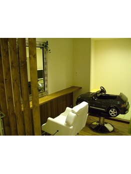 お子様同伴OK＊周りを気にせずゆったり過ごせる個室を完備◎お子様と一緒にキッズカットもお任せを♪