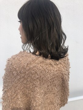 ヘアデザイン ソラ(Sola) オリーブベージュ暗髪黒髪透け感 ツヤ髪外ハネミディ