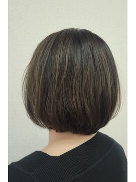 アローズヘアバイファースト(ARROWS hair by FIRST) 白髪を生かしたボブスタイル