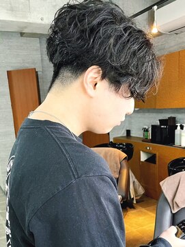 アイドットプラスサッポロ 札幌(i.+SAPPORO) 色気のある大人の刈り上げセンターパート × ダークアッシュ