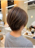 襟足シャギーが映えるハイライトショートボブ