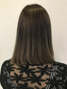 ディー エメ(D-aimer-) ナチュラルアッシュによるナチュラルグラデーション