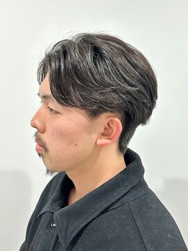 ヒュイル バイ ニアウ(Hwyl by Niau) ニュアンスパーマセンターパートウルフツイストスパイラルパーマ