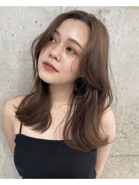 ピア ヤクイン(Pia Yakuin) レイヤーカット　ベージュカラー　ミディアム