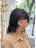 スタイリングが簡単でお洒落なミディアムウェーブパーマ