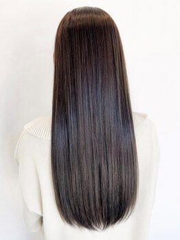 あなたに合わせてオーダーメイドが可能なトリートメント《Aujua》で、毛先まで潤った艶のある理想の美髪へ!