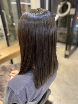 ニーイチイチ(211) ツヤミディアム/ミディアムロング