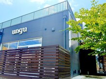 ヘアラウンジ アングゥ(hair lounge ungu)の雰囲気（青空と緑に映えるおしゃれな外観☆）