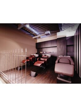 実は頭皮も髪もダメージだらけ!!"Edge"のスパニストがあなたの頭皮を徹底ケア♪綺麗な髪は健康な頭皮から…