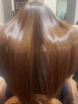 ショコラヘアーデザインの写真/毛先までしなやかにまとまる新しい酸熱トリートメント【スリムバランサー】で、サラサラの艶髪に。