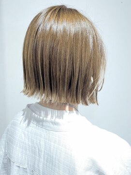 ルル ヘアー(Lou Lou hair) ハイトーン×ミニボブ