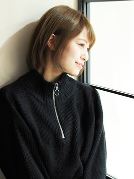 アトリエパーランプ(Atelier par LAMPE) シースルーバングミルクベージュ斜めバング耳かけ前下がりi2