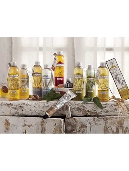 髪も頭皮もいたわりながら叶える、上品なグレイカラー。自然に艶めく美髪へ導きます◎