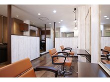 ブルーヘア(BlueHair)の雰囲気（個室のベッドに上がれない方でも理容椅子があるので顔そりも可能）