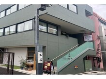 リベルタ 下北沢(liberta)の雰囲気(緑のビル、抹茶カフェが目印です♪インターフォン301で店内へ!)