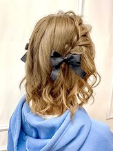 ヘアセットアップス(UP's)&nbsp;シンプル可愛い♪『両サイド編み込みラブリークォーターハーフ』