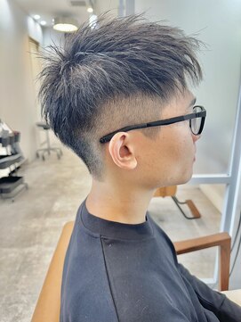 ロミーオム 本厚木(ROMMY. Homme) ツーブロック刈り上げ束感アップバングショートメンズヘア