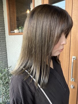 フィル(FiL) 透明感たっぷりのオリーブベージュ