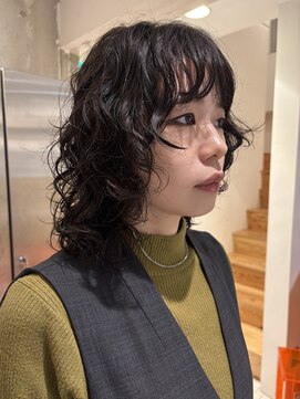loca 黒髪レイヤーパーマ