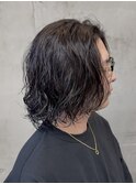 大人の波巻きスパイラルパーマミディアムロングメンズカットヘア