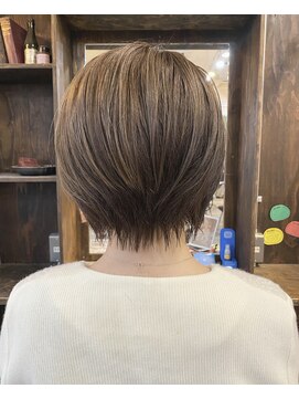 インス(ensue) 京都◇20代30代★艶カラー大人かわいい耳かけ丸みショート◇中島