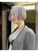 ホワイトブロンド / 切りっぱなしボブ