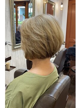 ノーヴェ(Nove) 白髪染めから地毛を活かすグレイヘアに移行していくハイライト