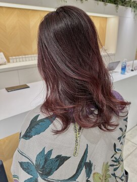 ステア ケース(stair case) 大人赤髪ハイライトカラーコテ巻きレイヤーカット