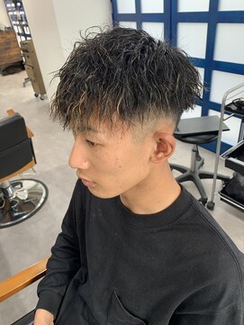 ジーニー 横浜(giinii) giinii 横浜 上原大成 ツイストパーマ×フェードカット