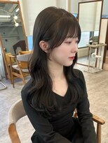 ポーチバイハニー オモテサンドウ(PORCH by HONEY omotesando)&nbsp;くびれ韓国レイヤー　オリーブグレージュ　ダークトーン　波巻き