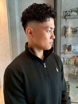 刈り上げ ツイストスパイラルパーマ アップバング 束感 20代