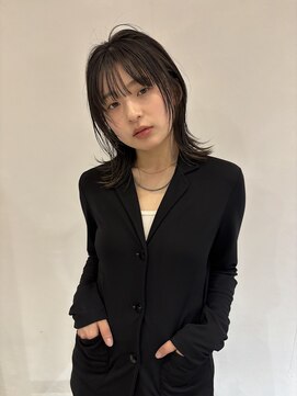 イル(ill) ミディアム 外ハネ 顔周りレイヤー 大須