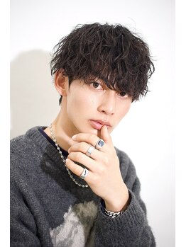 ルアン 大分駅店(ruen)の写真/《ツイスパ・波巻き・フェザー・シャドウ》。パーマが初めての方もruenの“技術”に魅せられる。