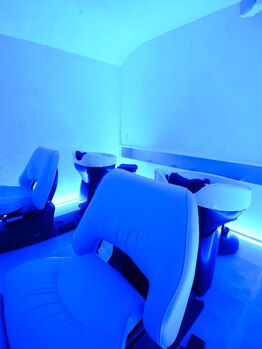 マエル(Maelle)の写真/≪癒しの個室空間≫至極のヘッドスパは「青の洞窟」をイメージした個室で。憧れのクリアなうるさら髪に！