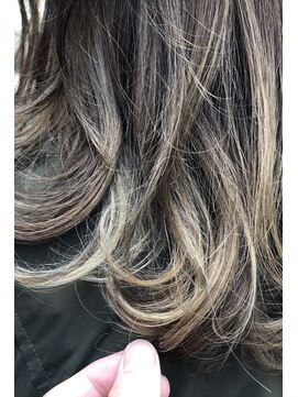 ウル(Ulu) #W3D × ホワイトグレー