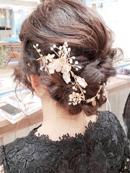 エマヘアデザイン(e.m.a Hair design)の写真/【吉塚駅徒歩3分/駐車場有】結婚式や二次会など大切な日はプロが演出!!可愛く華やかに♪