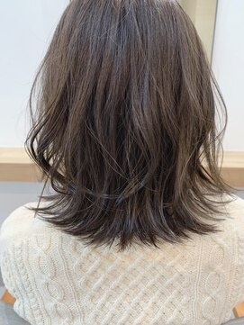 ドットエフ(.f) 外ハネミディ/グレーアッシュ