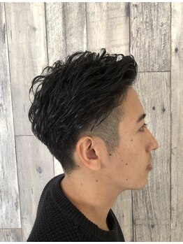 アピスヘア(APISS HAIR)の写真/半個室でカットやシェービングを嗜む。ビジネスシーンに合うツーブロックも一味違う仕上がりに！